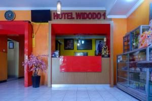 un restaurant avec un comptoir rouge dans un magasin dans l'établissement Hotel Widodo 1 Parangtritis RedPartner, à Girijati