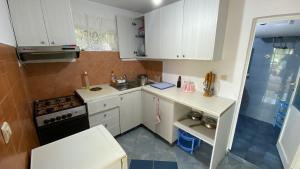 Kuchyň nebo kuchyňský kout v ubytování PineSide Rooms