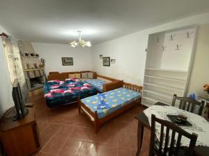 Postel nebo postele na pokoji v ubytování PineSide Rooms