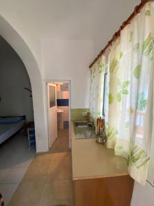Kuchyň nebo kuchyňský kout v ubytování PineSide Rooms