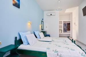 una camera con due letti e un tavolo con bicchieri sopra di Hotel Glaros a Diafani