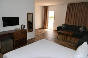 TV a/nebo společenská místnost v ubytování Hôtel Corail de Cabo