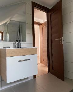 Bathroom sa Vila San Nicoara