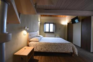 una piccola camera con letto e finestra di Casale dei Briganti a Norcia