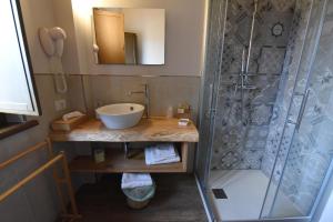 a bathroom with a sink and a shower at Casale dei Briganti in Norcia