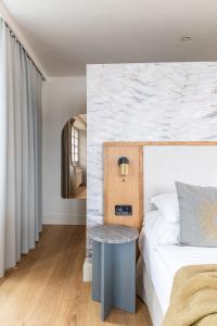 Postel nebo postele na pokoji v ubytování Romantik Seehotel Sonne