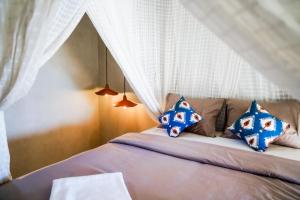 Postel nebo postele na pokoji v ubytování Dome Lombok