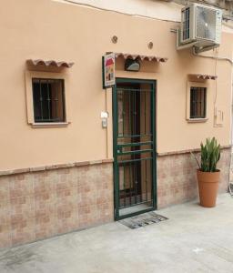 eine grüne Tür an der Seite eines Gebäudes in der Unterkunft Holiday home in Palermo