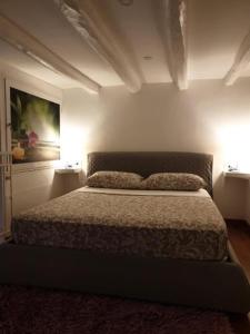 ein Schlafzimmer mit einem Bett und einem Wandgemälde in der Unterkunft Holiday home in Palermo