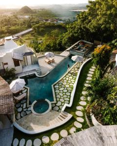 una vista aérea de una piscina con sombrillas en Dome Lombok, en Bumbang