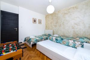 Posteľ alebo postele v izbe v ubytovaní Spacious apartment Rocky with balcony