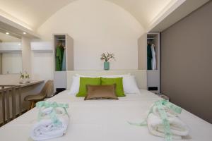 Postel nebo postele na pokoji v ubytování Incognito Creta Luxury Suites and More