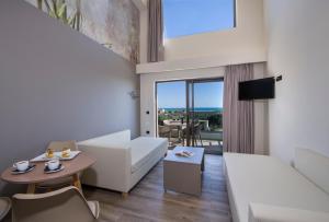 TV a/nebo společenská místnost v ubytování Incognito Creta Luxury Suites and More
