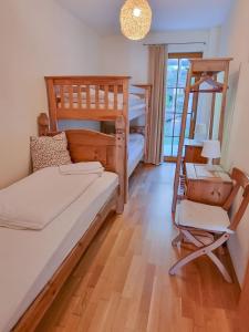 ラウリスにあるChristina 1 by SMR Rauris Apartments - inc Spa and National Summercard - near Gondolaのベッドルーム1室(二段ベッド2台、はしご付)