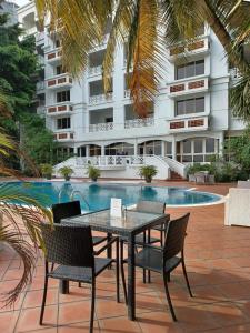 un tavolo e delle sedie davanti a un edificio di Pier Harbour Residences and Spa a Lagos