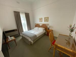 Кровать или кровати в номере Samoa Hotel