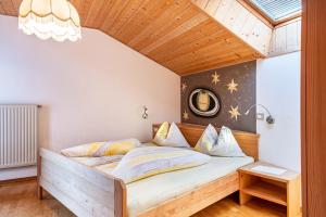 Postel nebo postele na pokoji v ubytování Gamperhof Apartment Planet