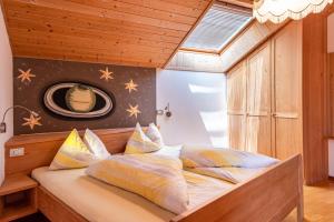 een slaapkamer met een bed in een kamer met een dakraam bij Gamperhof Apartment Planet in Collepietra