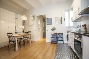 A kitchen or kitchenette at 31ENT1027 - Mediterranean decorated apartment