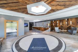 a lobby with a circular rug on the floor at Hotel Warszawa Spa & Resort in Augustów
