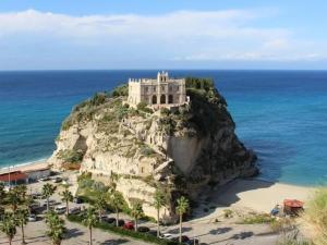 une île avec un château au sommet de l'océan dans l'établissement CALABRIAMONTAGNA&MAREIN B&BNuovaGestione, à Colosimi