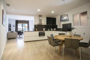 A television and/or entertainment centre at 41ara1029 Stunning & renovated in Sagrada Familia
