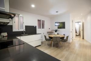A kitchen or kitchenette at 41ara1029 Stunning & renovated in Sagrada Familia