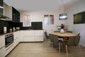 A kitchen or kitchenette at 41ara1029 Stunning & renovated in Sagrada Familia