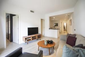 A television and/or entertainment centre at 41ara1029 Stunning & renovated in Sagrada Familia