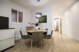 A television and/or entertainment centre at 41ara1029 Stunning & renovated in Sagrada Familia