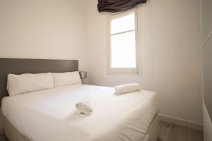 A bed or beds in a room at 41ara1029 Stunning & renovated in Sagrada Familia