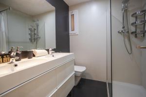 A bathroom at 41ara1029 Stunning & renovated in Sagrada Familia