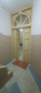 una stanza vuota con una porta in una stanza di Dar Assalam 1 a Oualidia