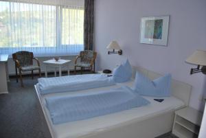 A bed or beds in a room at Hotel Stadt Witzenhausen