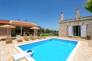 The swimming pool at or close to Villa Terpsy by Villa Plus