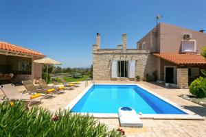 The swimming pool at or close to Villa Terpsy by Villa Plus