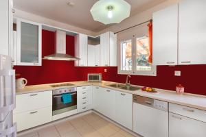 A kitchen or kitchenette at Villa Terpsy by Villa Plus