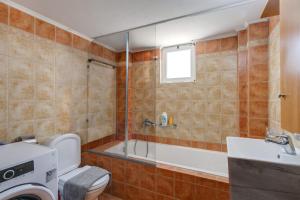 łazienka z wanną, toaletą i umywalką w obiekcie Villa Terpsy by Villa Plus w Retimnie +14 zdjęć