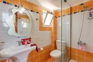 A bathroom at Villa Terpsy by Villa Plus