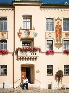 een gebouw waar mensen buiten staan bij Ferienwohnung Barbarossa in Bad Reichenhall