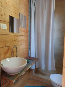 y baño con lavabo blanco y ducha. en El Sheesh by Barefoot in Tunis, en Ibshawāy
