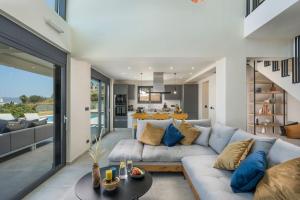 Χώρος καθιστικού στο Villa Thea, stunning view, pool, BBQ, Brand new.