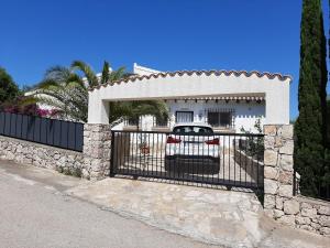 una puerta con un coche aparcado delante de una casa en Villa Felix, en Monte Pego