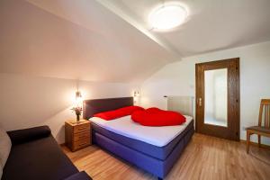 מיטה או מיטות בחדר ב-Rieglhof Apartment Kükennest