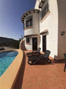 Villa con piscina al lado de una casa en Villa Felix, en Monte Pego