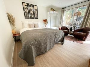 Een bed of bedden in een kamer bij Tiny Seashell - Beach house by Fre