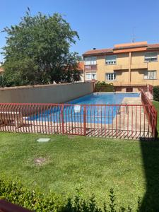 una valla alrededor de una piscina en un patio en Apartamento Turístico Ávila VUT, en Ávila