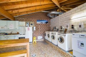 Η κουζίνα ή μικρή κουζίνα στο Camping Lazy Rancho - Eiger - Mönch - Jungfrau - Interlaken