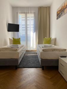 a bedroom with two beds and a window at grosszügiges Apartment mit Blick zur Frauenkirche in Dresden