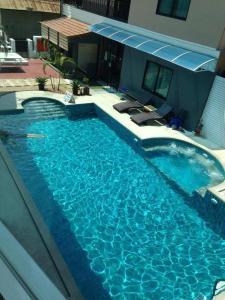 Der Swimmingpool an oder in der Nähe von Saranya River House สรัญญาริเวอร์เฮาส์